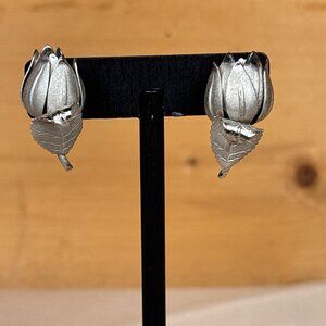 Vintage Silver Tone Rose Bud Flower Clip-On Earrings With Leaves Jewelry B17